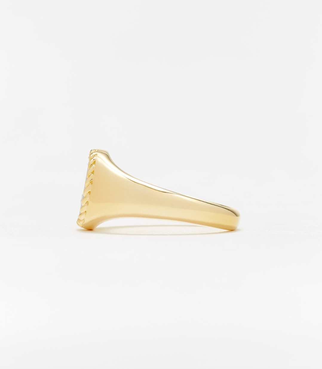 BABY CHEVALIERE OVALE NACRE OR JAUNE - Millo Jewelry