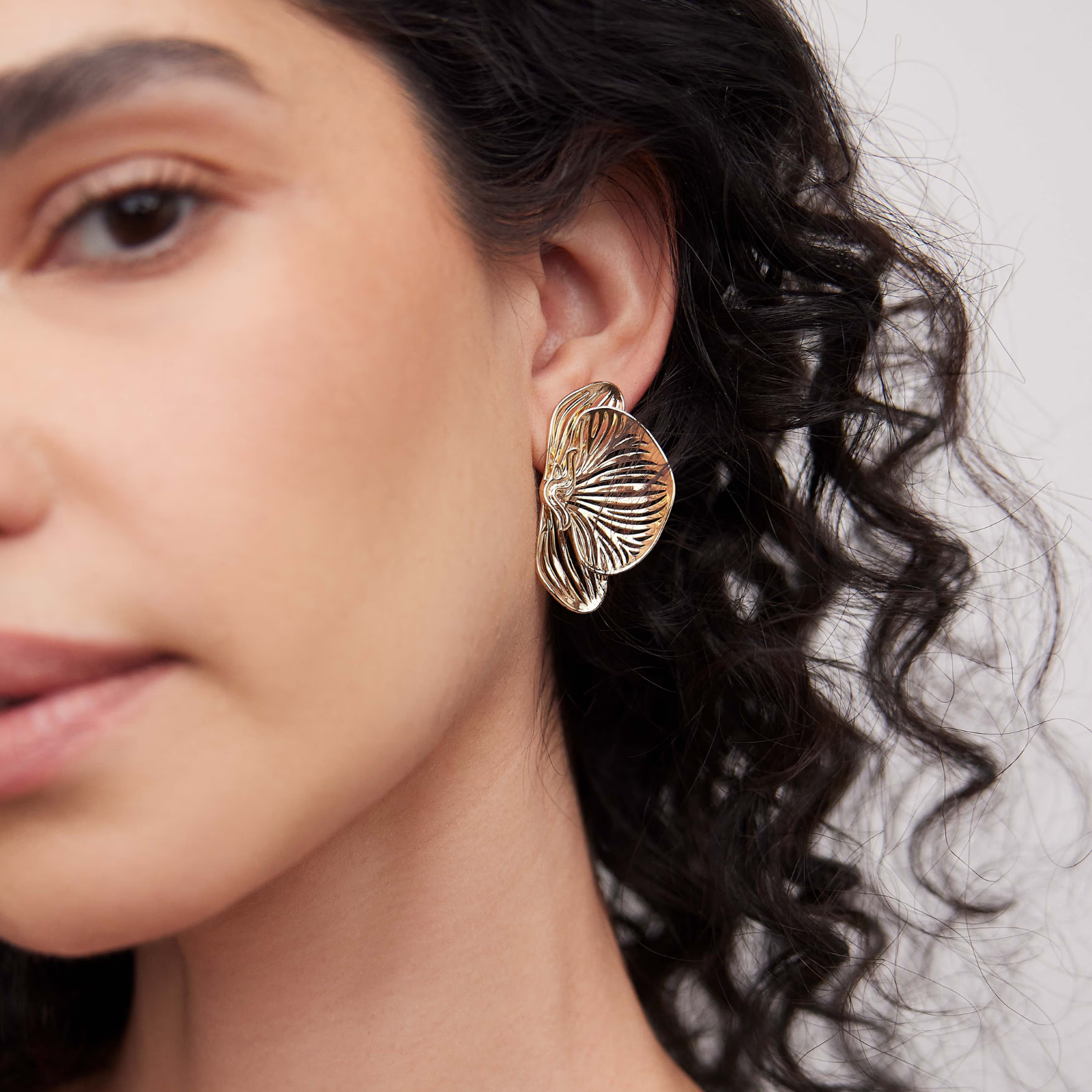 Small orchid earrings yellow gold