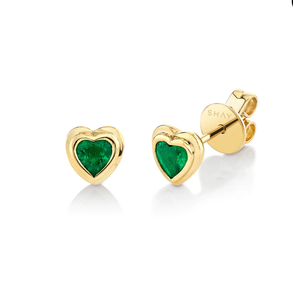18kr EMERALD BEZEL HEART STUDS - Millo 